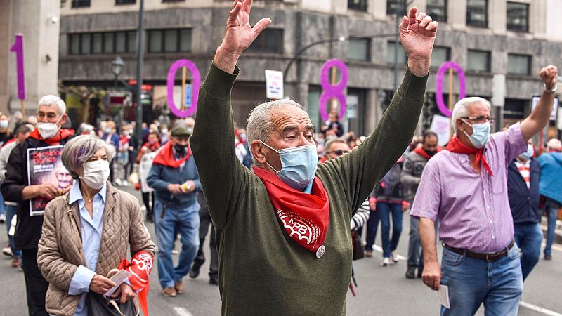 Miles de personas se manifiestan contra los recortes en pensiones
