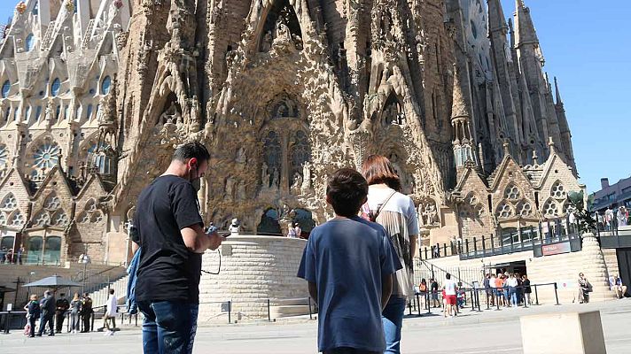 L'Informatiu - Els turistes tornen a la Sagrada Família set mesos després