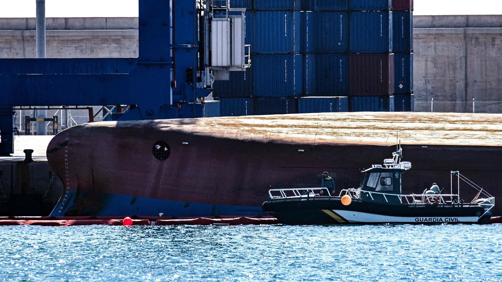 ¿Cómo pudo volcarse el buque de 79 metros en el puerto de Castellón?