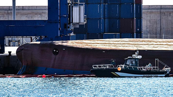 Telediario 1 - ¿Cómo pudo volcarse el buque de 79 metros en el puerto de Castellón?