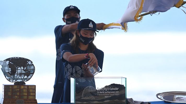 Telediario 1 - Seis españoles buscan en el Mundial de surf una plaza en Tokio 2020