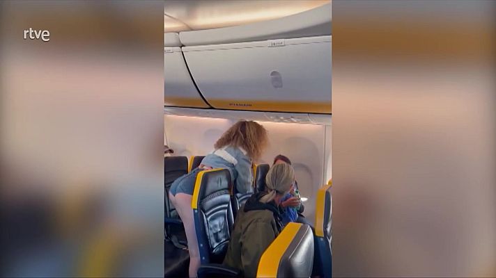 Telediario 1 - Tensión durante un vuelo entre Milán e Ibiza por una pasajera que se negaba a ponerse la mascarilla