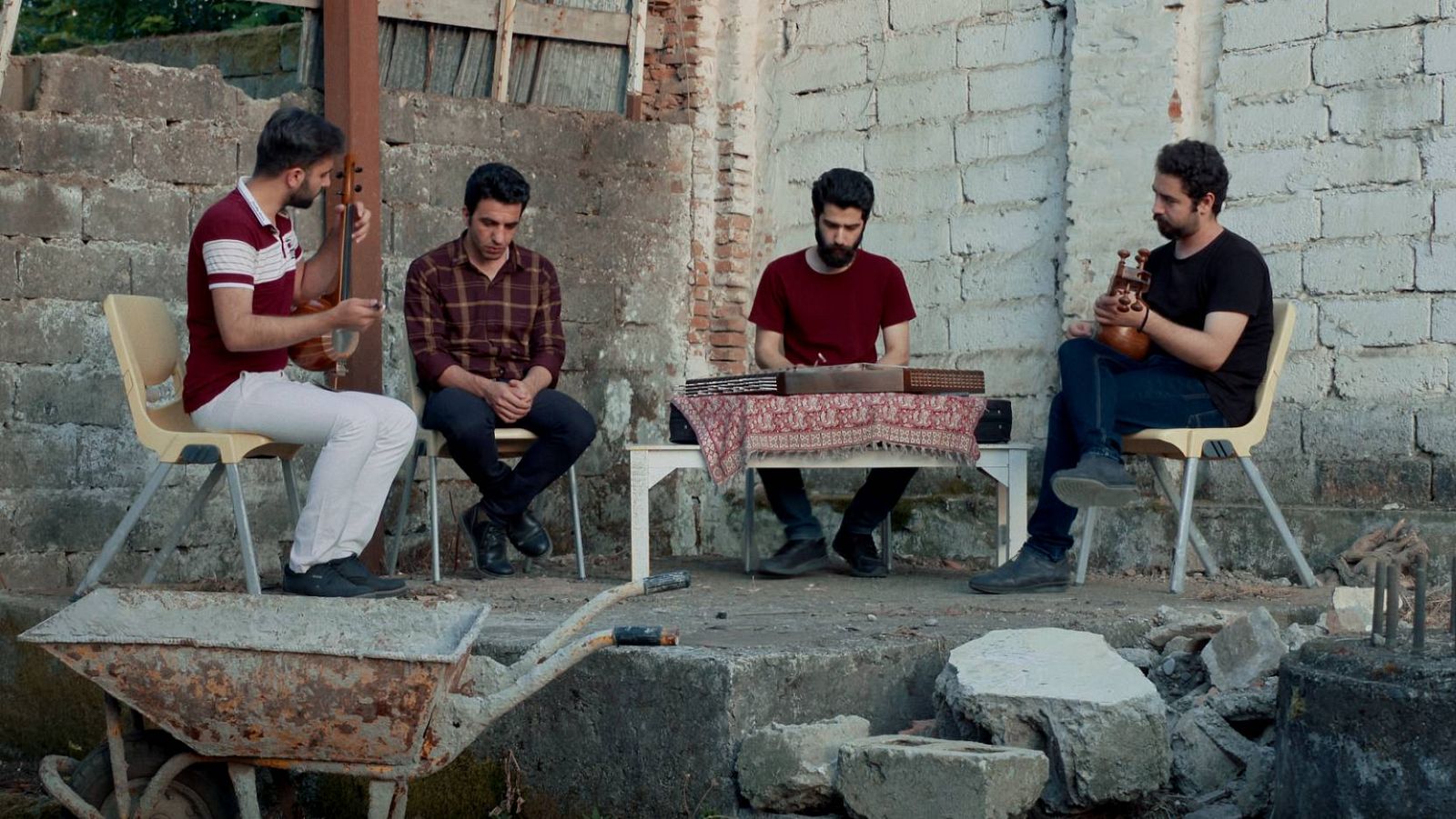 RTVE.es estrena el tráiler de 'Un blues para Tehéran', el debut como director de Javier Tolentino