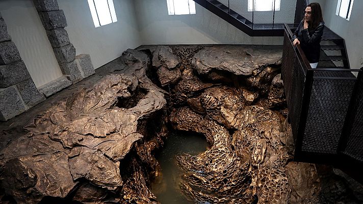 Telediario 1 - La artista Cristina Iglesias presenta 'Hondalea', su última obra dentro del faro de San Sebastián