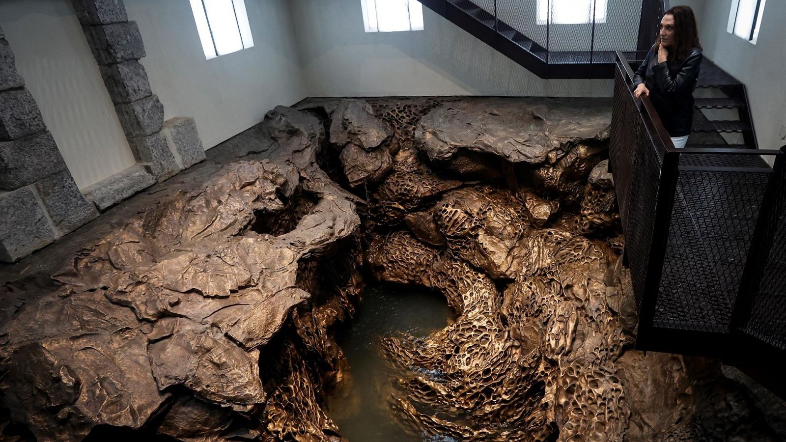 La artista Cristina Iglesias presenta 'Hondalea', su última obra dentro del faro de San Sebastián