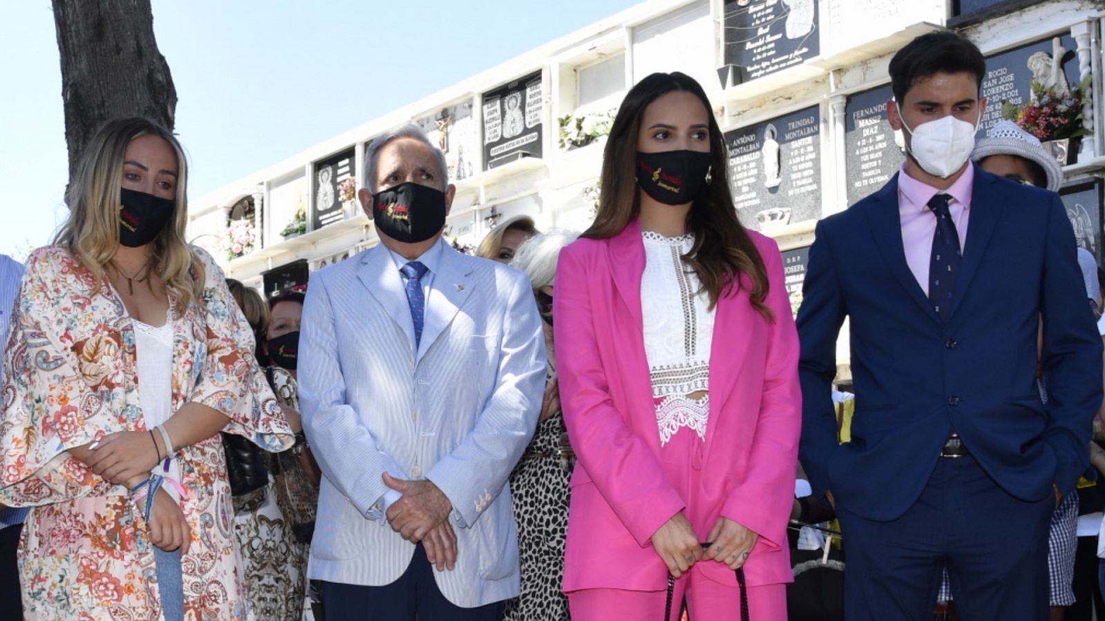 Gloria Camila se desvincula de su tío José Antonio y explica el porqué de su traje rosa