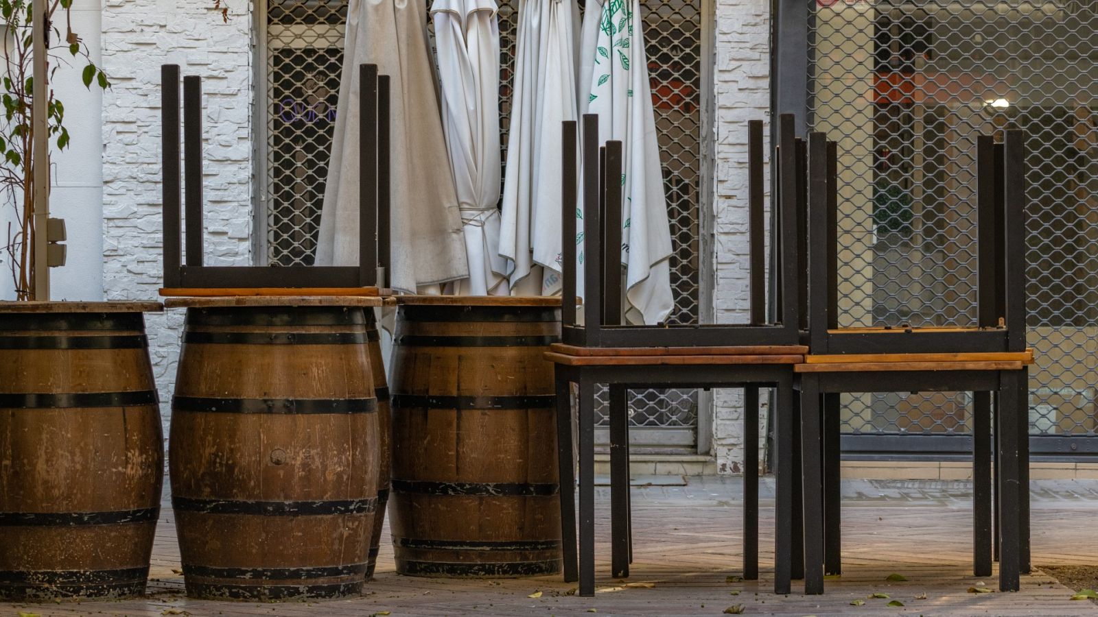 Los empresarios de la hostelería califican las nuevas medidas para el ocio nocturno y la restauración como "un desastre total y absoluto" - La hora de La 1 | Ver