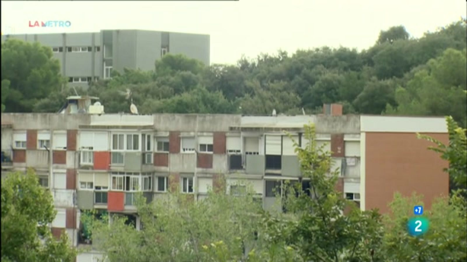 Exliquem com la pandèmia està agreujant els problemes a Ciutat Meridiana, a Barcelona, on hi ha desnonaments gairebé cada dia. Això fa que els psicòlegs i els treballadors socials del barri utilitzin protocols de catàstrofe social.