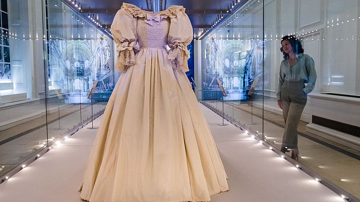 Telediario 1 - El vestido de novia de Diana de Gales se expone por primera vez en el Palacio de Kensington