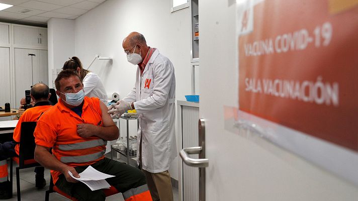 Telediario 1 - Las empresas comienzan a vacunar a sus trabajadores
