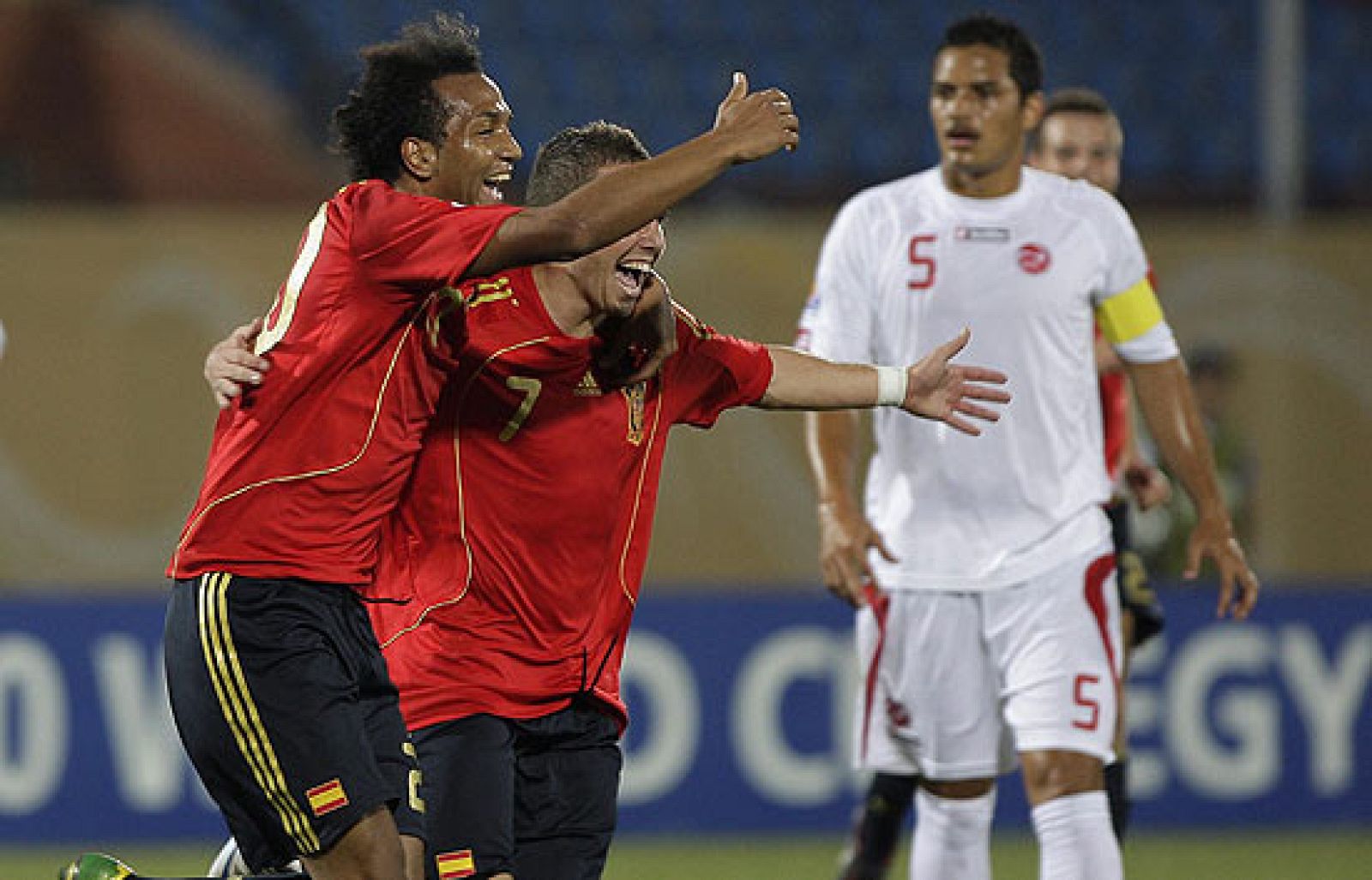 España golea a Tahití en su debut