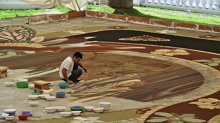 España Directo - El arte efímero de las alfombras de arena del Corpus Christi