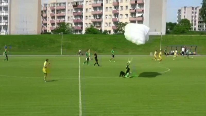Un paracaidista aterriza en mitad de un partido de fútbol - Informativo 24h | Ver