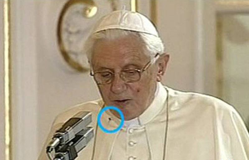 Una araña recorre los hombros del Papa Benedicto XVI en la República Checa