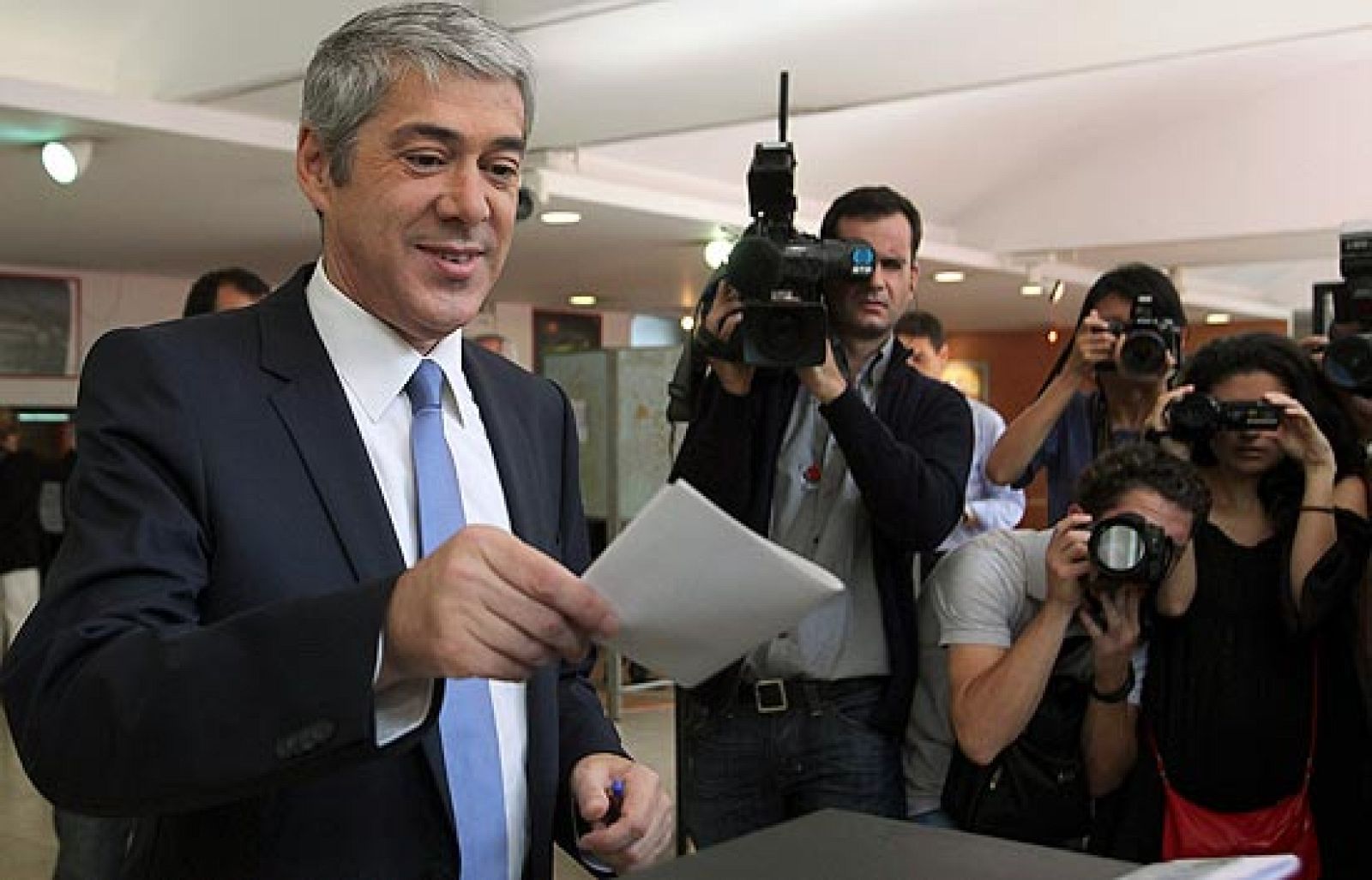 Los socialistas conservan el poder en Portugal pero pierden la mayoría absoluta, según los sondeos | Ver