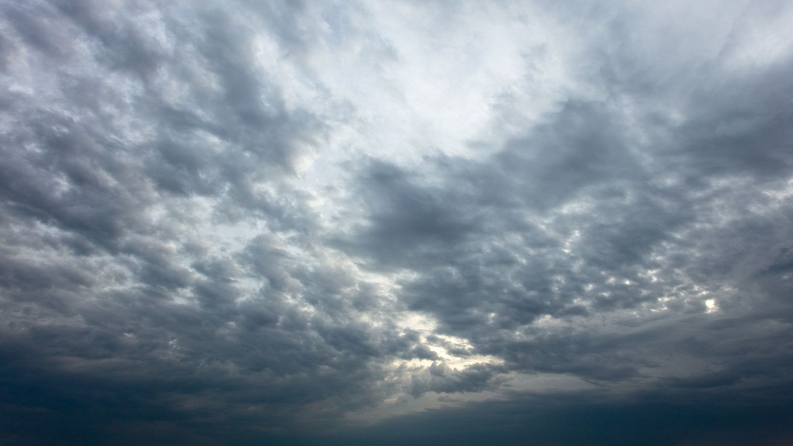 Chubascos localmente fuertes en Galicia, Asturias y zonas de Castilla y León