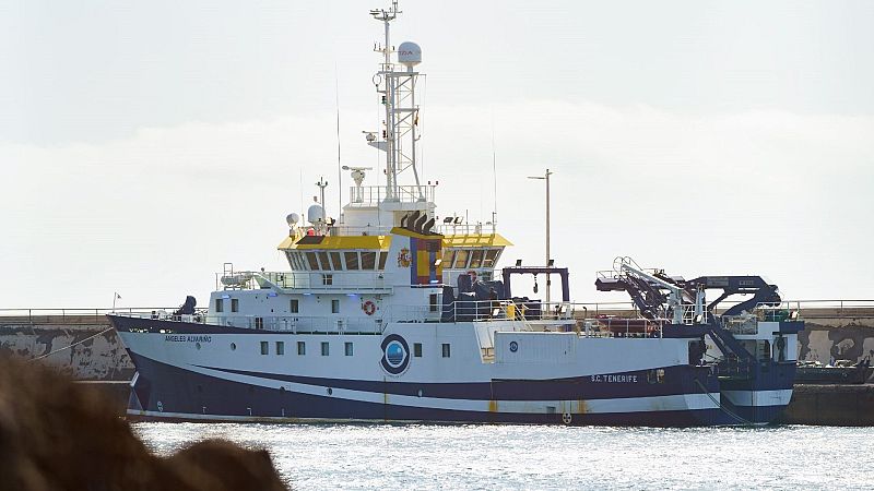 El buque que busca a Anna y a su padre sigue en puerto por una avería