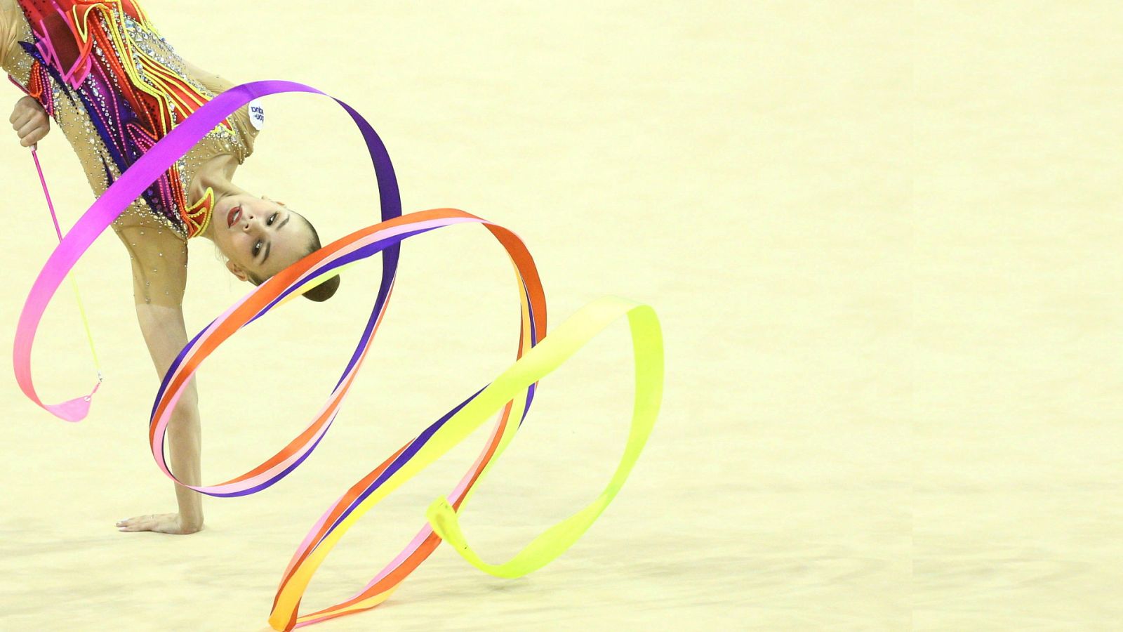 Gimnasia rítmica - Campeonato de Europa. Final individual por aparatos aro y pelota / mazas y cinta  - ver ahora