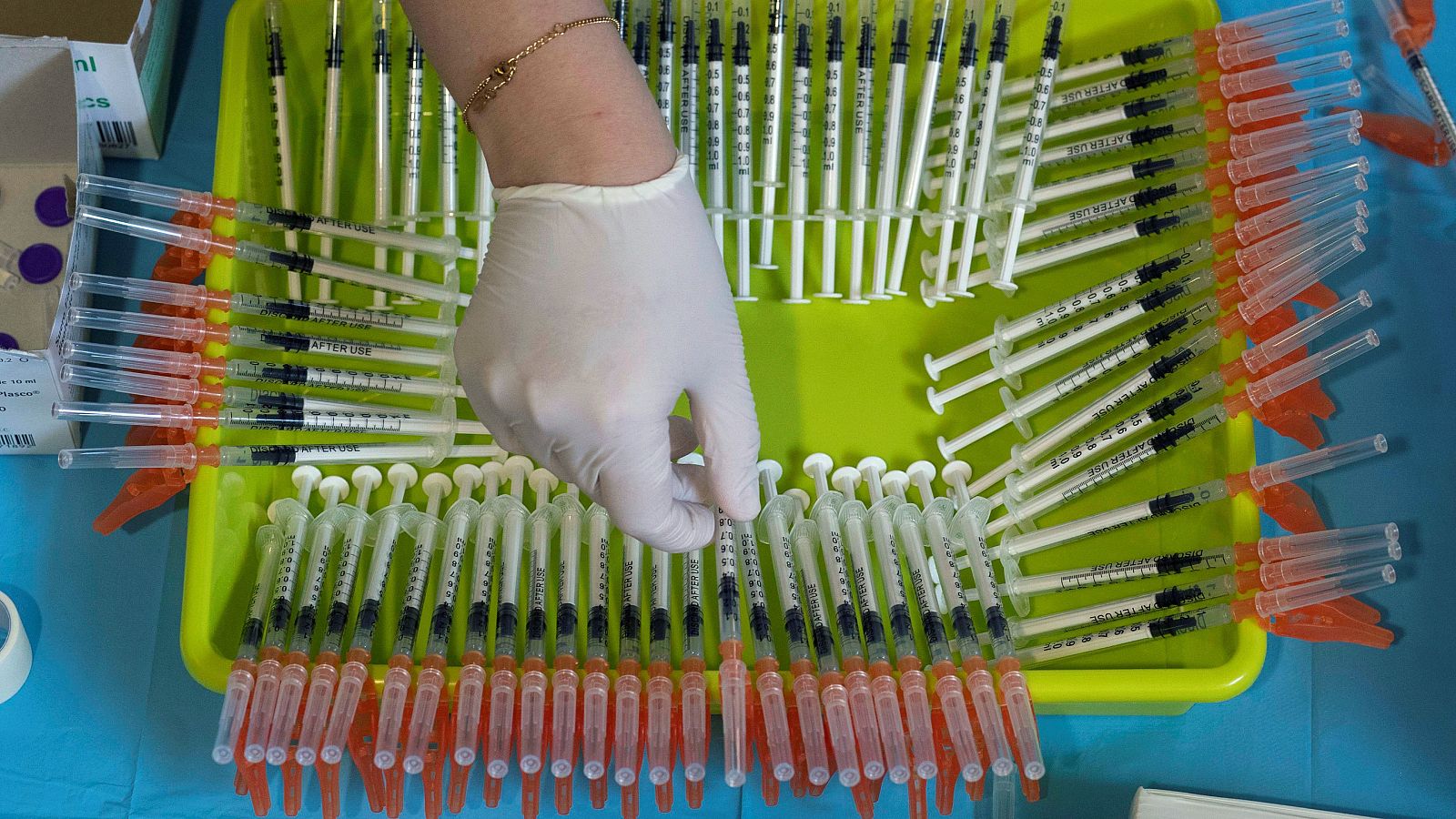 Los fallecimientos por COVID caen en picado gracias a la vacunación - Telediario 1 | Ver