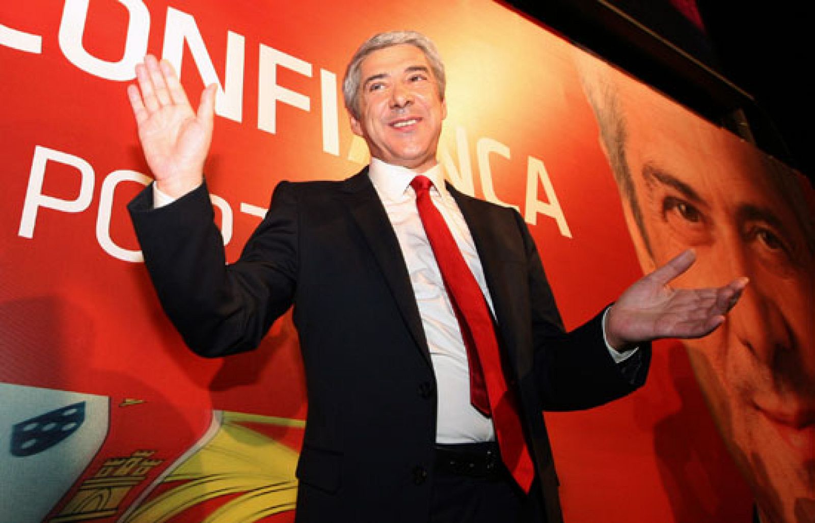 El socialista José Sócrates podría gobernar en minoría los próximos cuatro años, apoyándose en acuerdos puntuales con los partidos pequeños, según la prensa portuguesa.