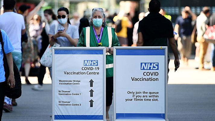 Telediario 2 - Inglaterra retrasa un mes la vuelta a la normalidad ante el rebrote causado por la variante Delta