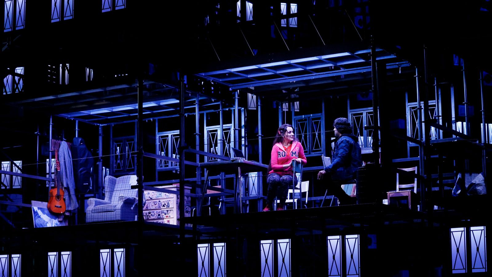 La Boheme, una ópera con escenografía con el ADN de la 'Fura dels baus' ambientada en el extrarradio