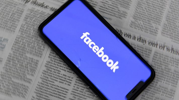 Telediario 2 - Facebook echa el freno a los privilegios de los políticos en la plataforma