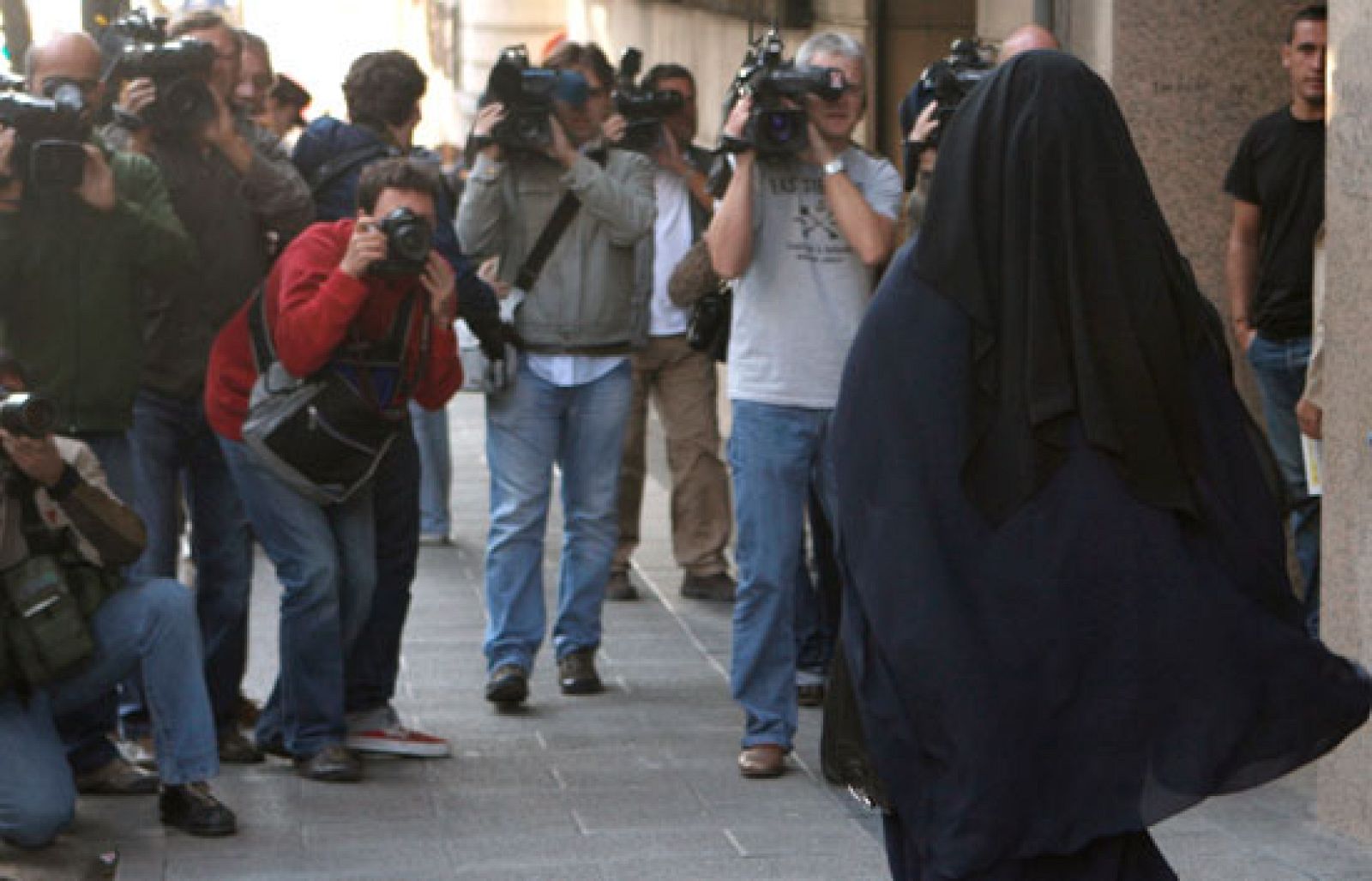 La testigo del burka dice que la polémica es "de ignorantes" y declara sin velo | Ver