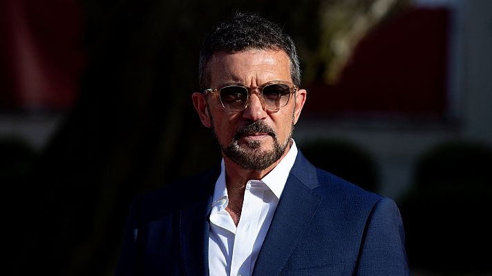 Telediario 1 - Antonio Banderas ha montado una pista de esquí en su teatro de Málaga en pleno mes de junio