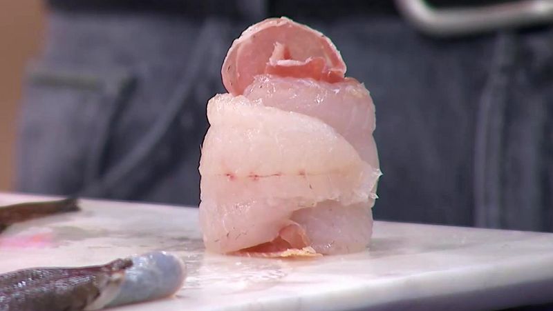 Miguel �ngel Mu�oz nos ense�a c�mo quitar la piel al lenguado