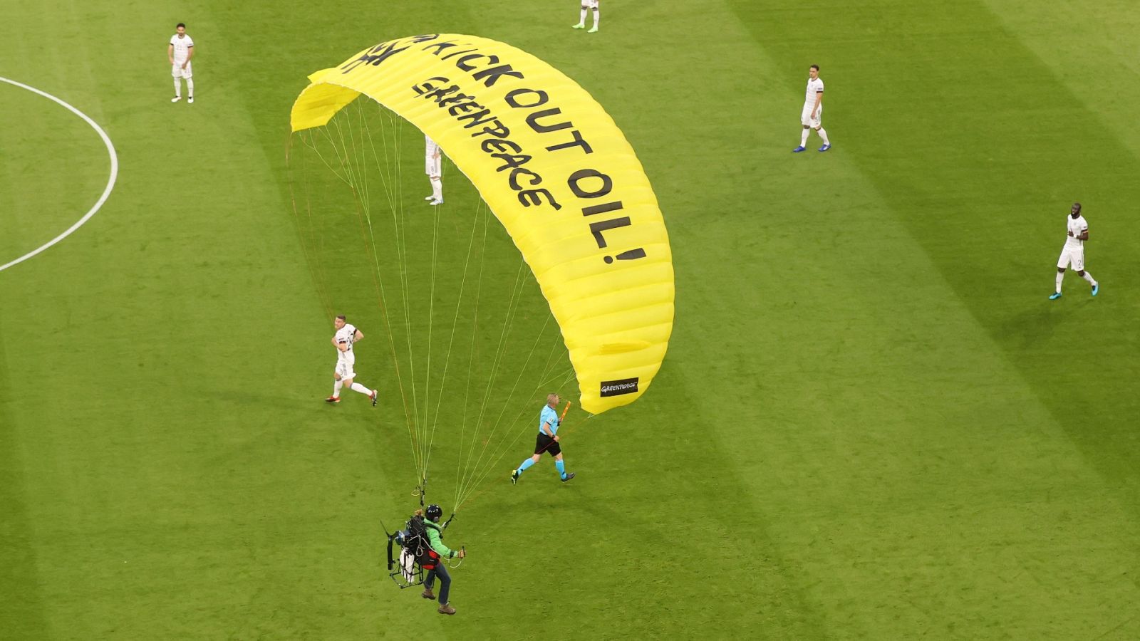 Un paracaidista de Greenpeace irrumpe en el Francia-Alemania | Ver