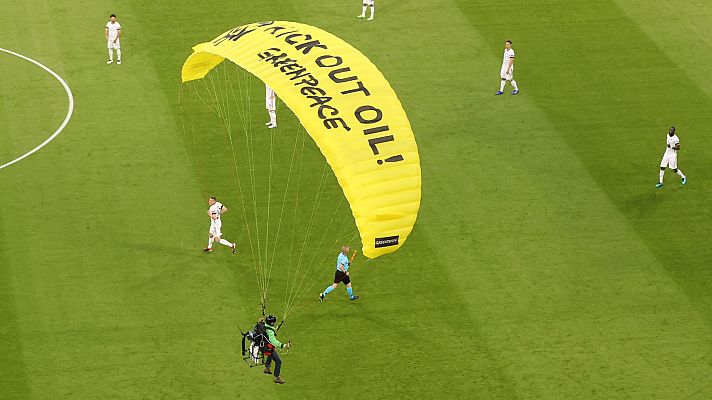 Telediario Matinal - Un activista de Greenpeace pierde control de su paracaídas y aterriza en mitad del Francia-Alemania