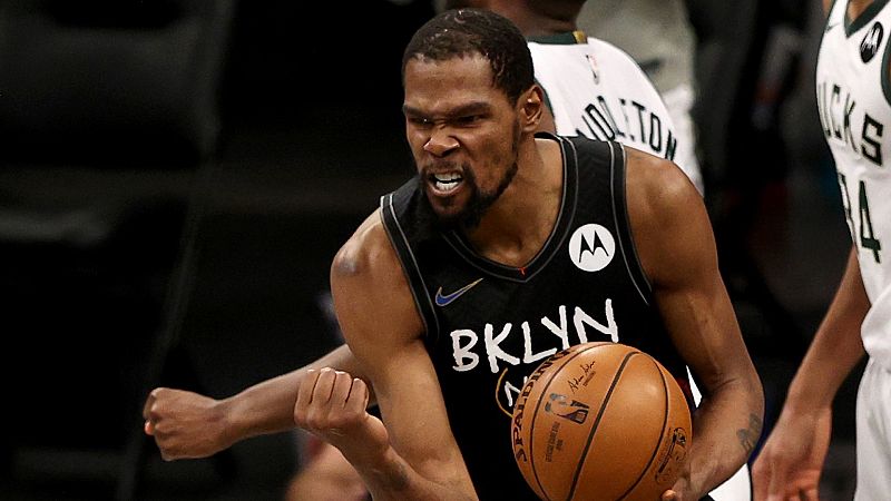 Kevin Durant realiza una exhibición histórica ante los Bucks