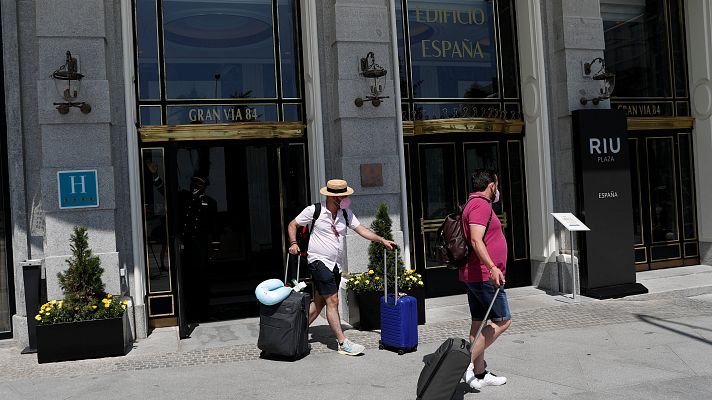 Telediario 1 - Sánchez anuncia que la mascarilla "pronto" dejará de ser obligatoria en la calle