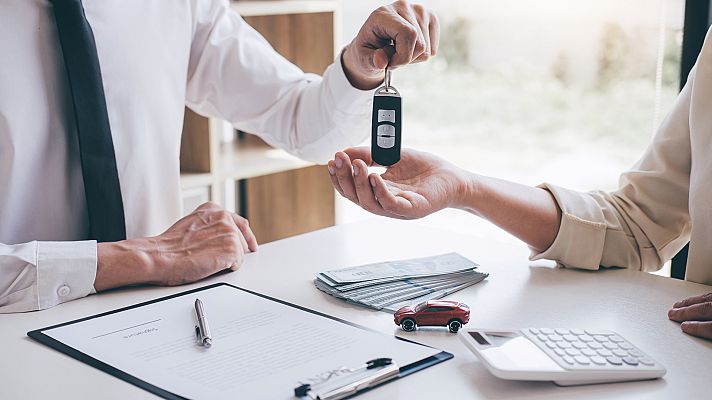 Telediario 1 - Este verano será más caro alquilar un coche, sobre todo en las islas