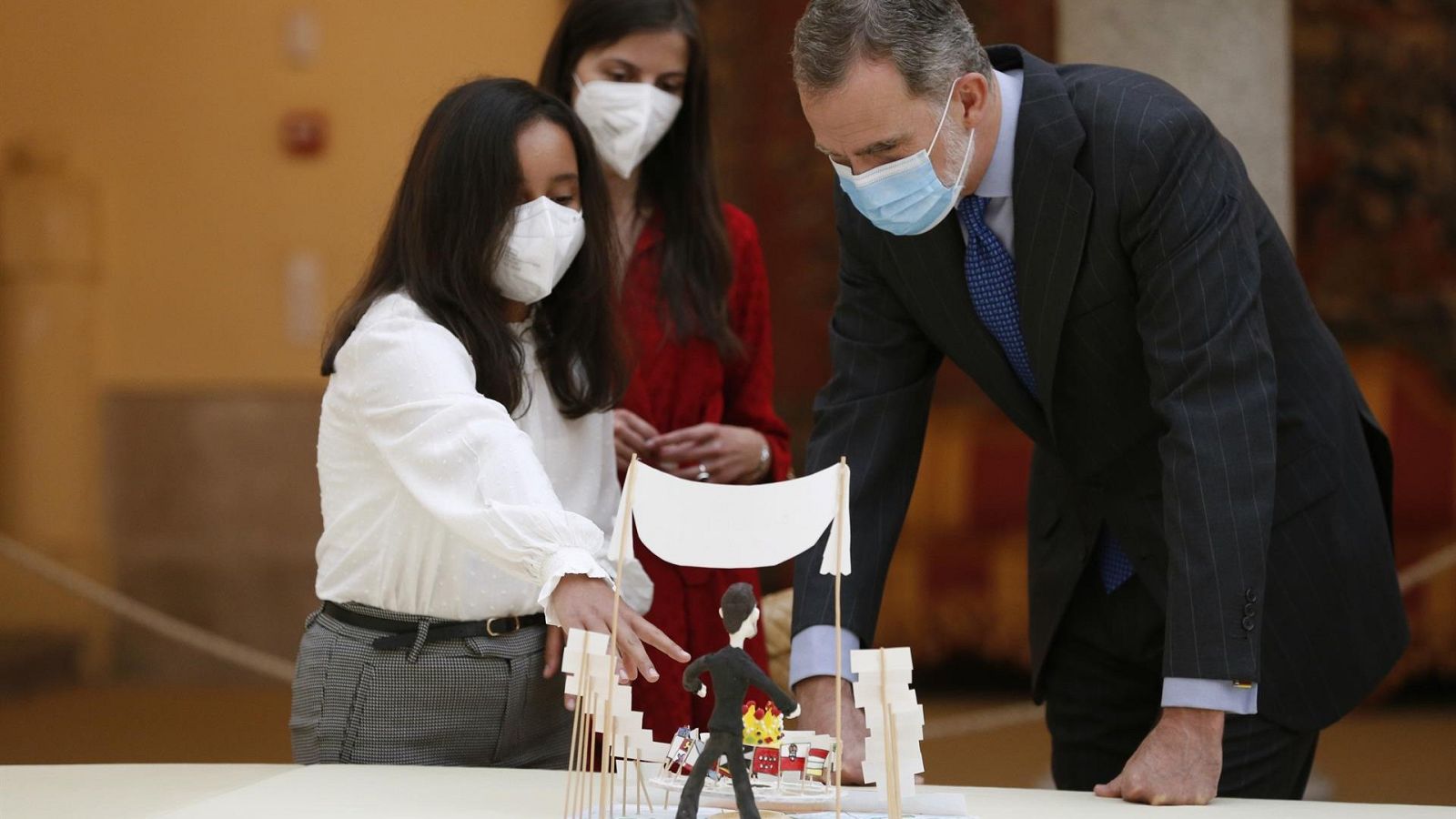 ¿Qué es un Rey para ti? Varios estudiantes valoran la figura y papel del jefe de Estado