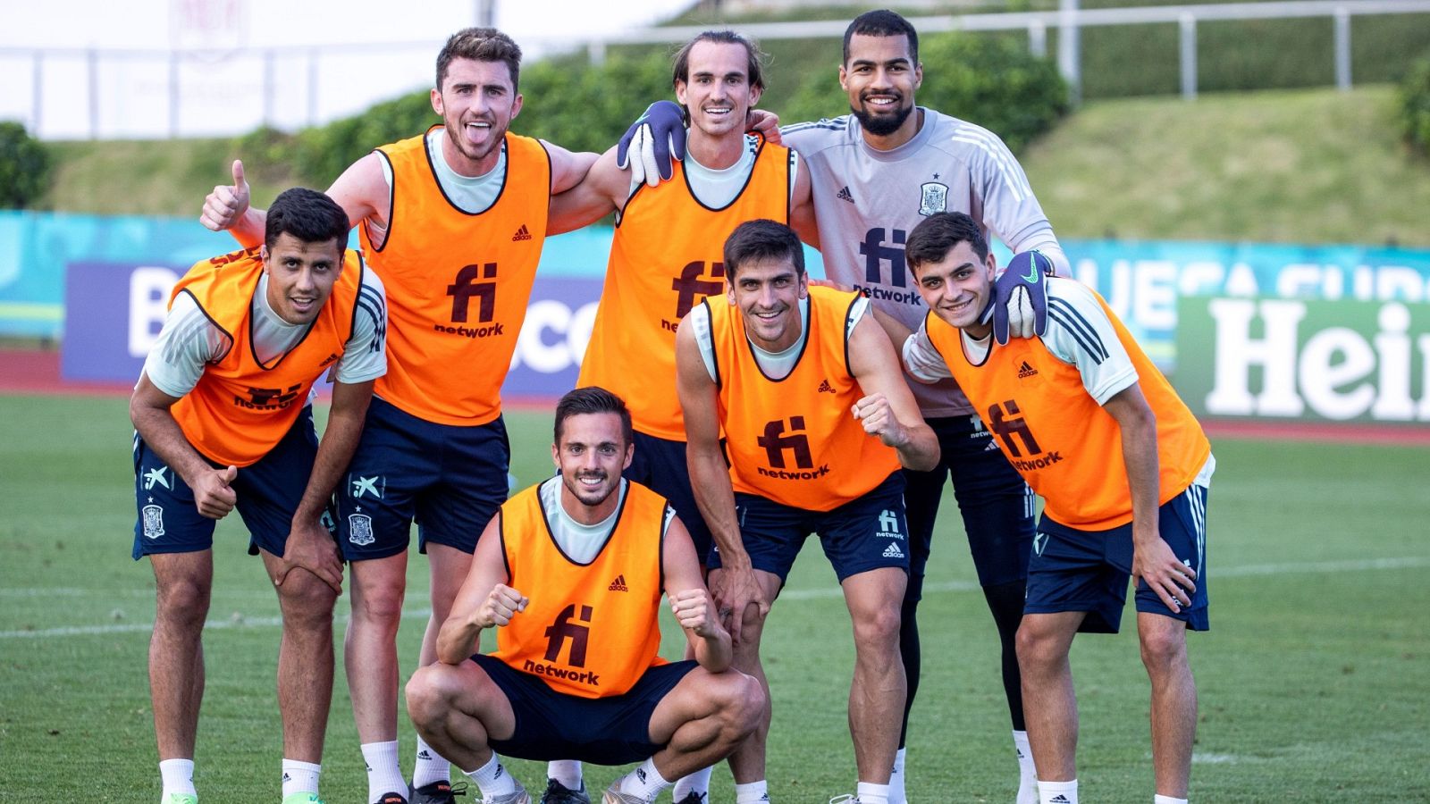 España prepara el partido ante Polonia a la espera de Busquets | Ver