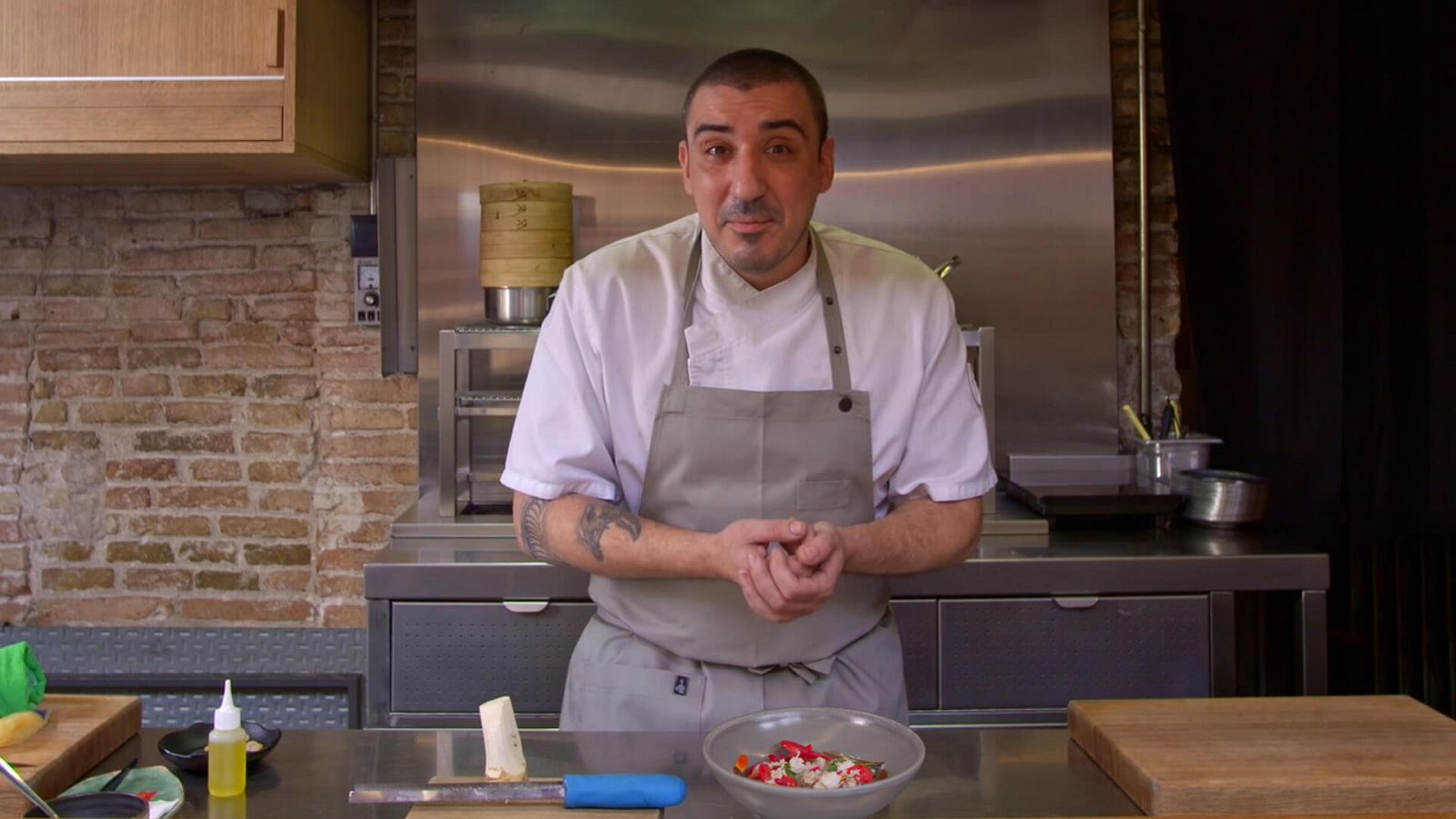 El xef, Arnau Muñío, del restaurant de cuina de fusió DIREKTE Boqueria ensenya a preparar 'sopa de primavera', un plat que porta marisc, picant i flors