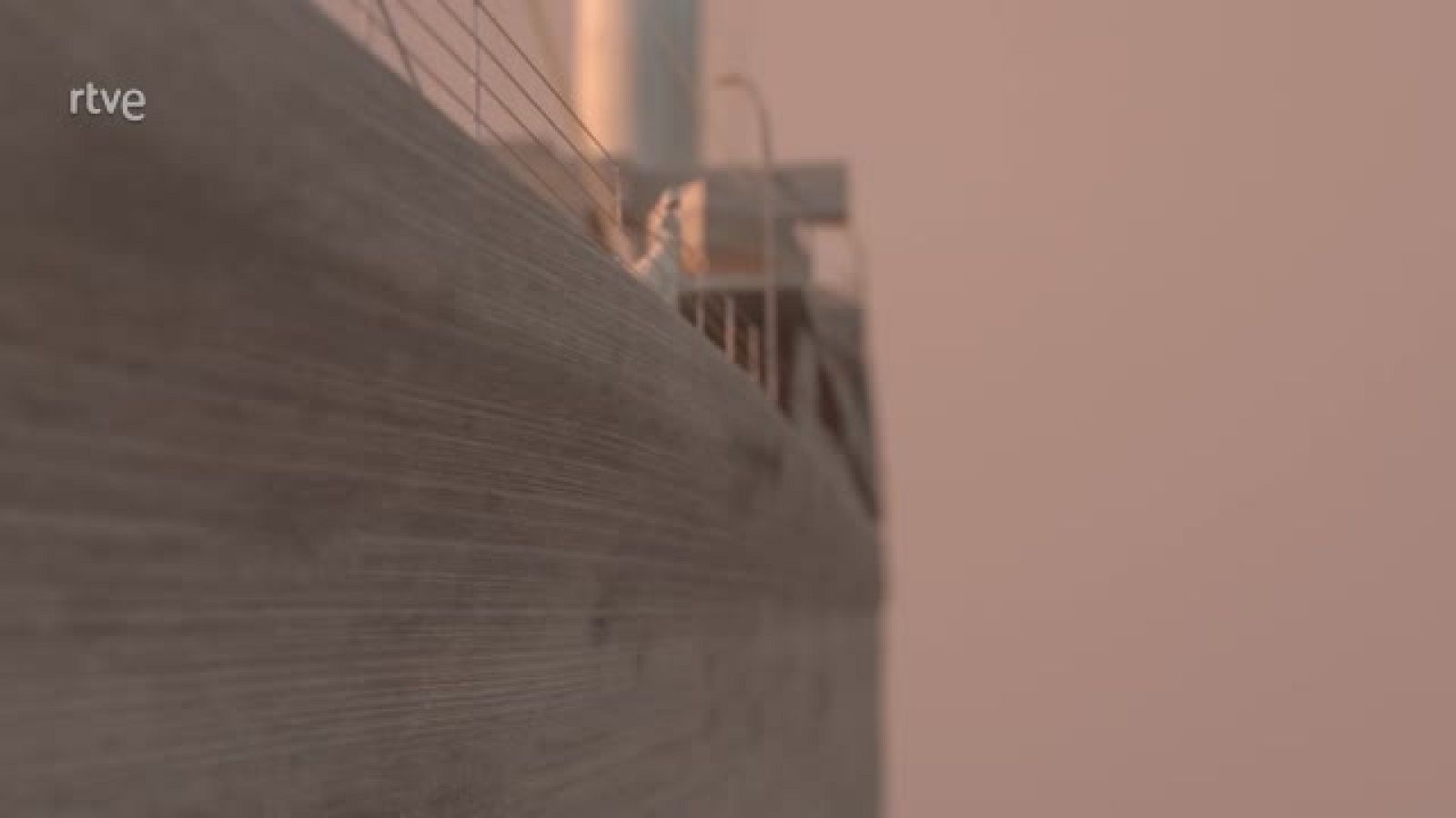 Títulos de crédito de la serie Dos Vidas con la música de Manu Guix y Roger Rodes. | Ver