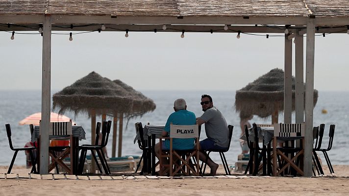 Telediario 1 - ¿Qué criterios habría que seguir para quitarse la mascarilla al aire libre?