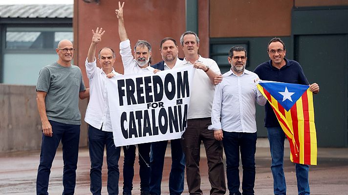Informativo 24h - Los líderes independentistas catalanes salen de la prisión de Lledoners arropados por el independentismo