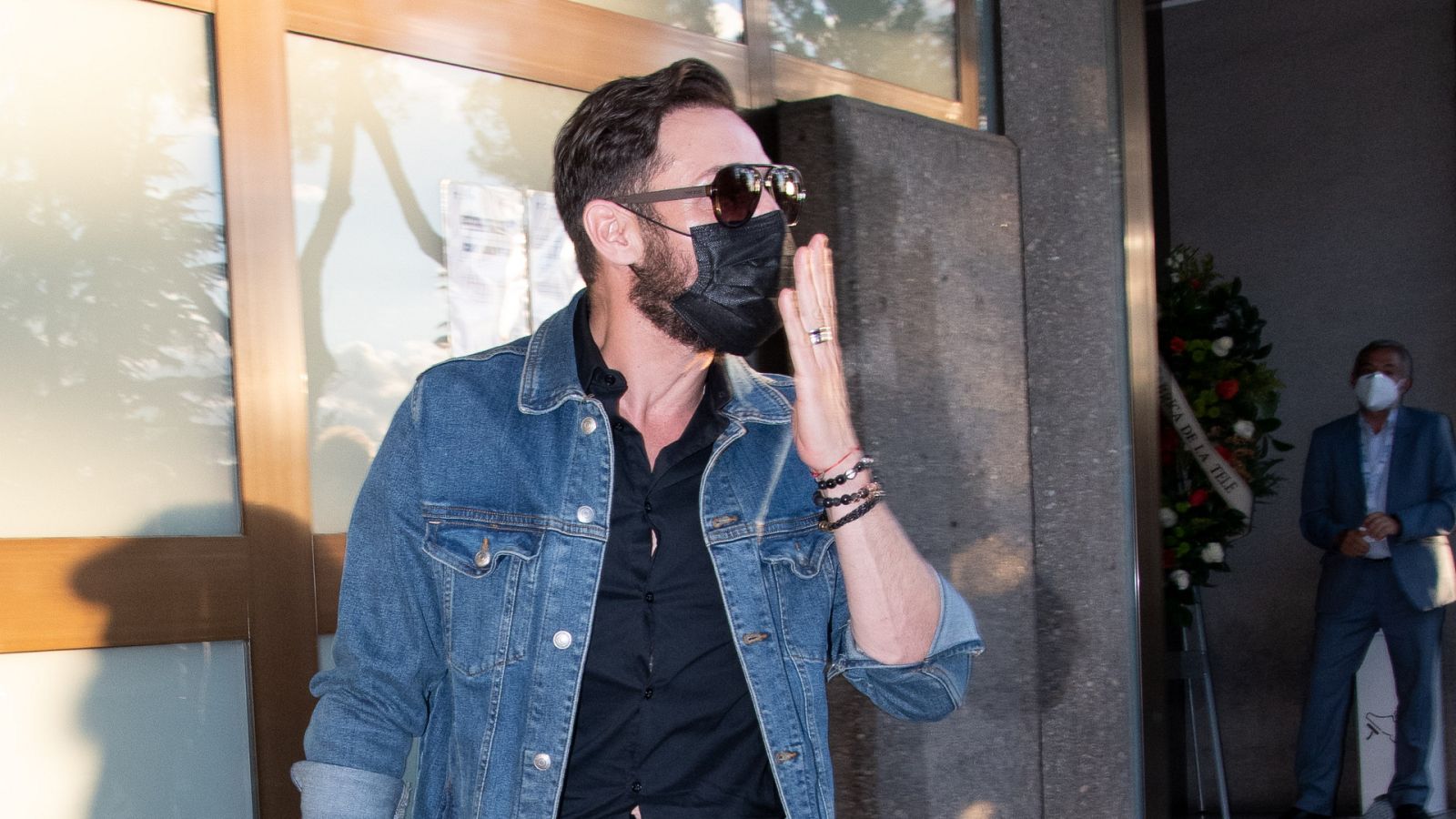 Antonio David sale del tanatorio tras despedir a Mila Ximénez entre abucheos y aplausos