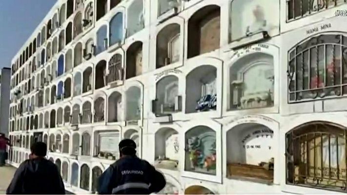 Informativo 24h - La pandemia obliga a cambiar las costumbres funerarias en Perú: urnas de mármol por féretros