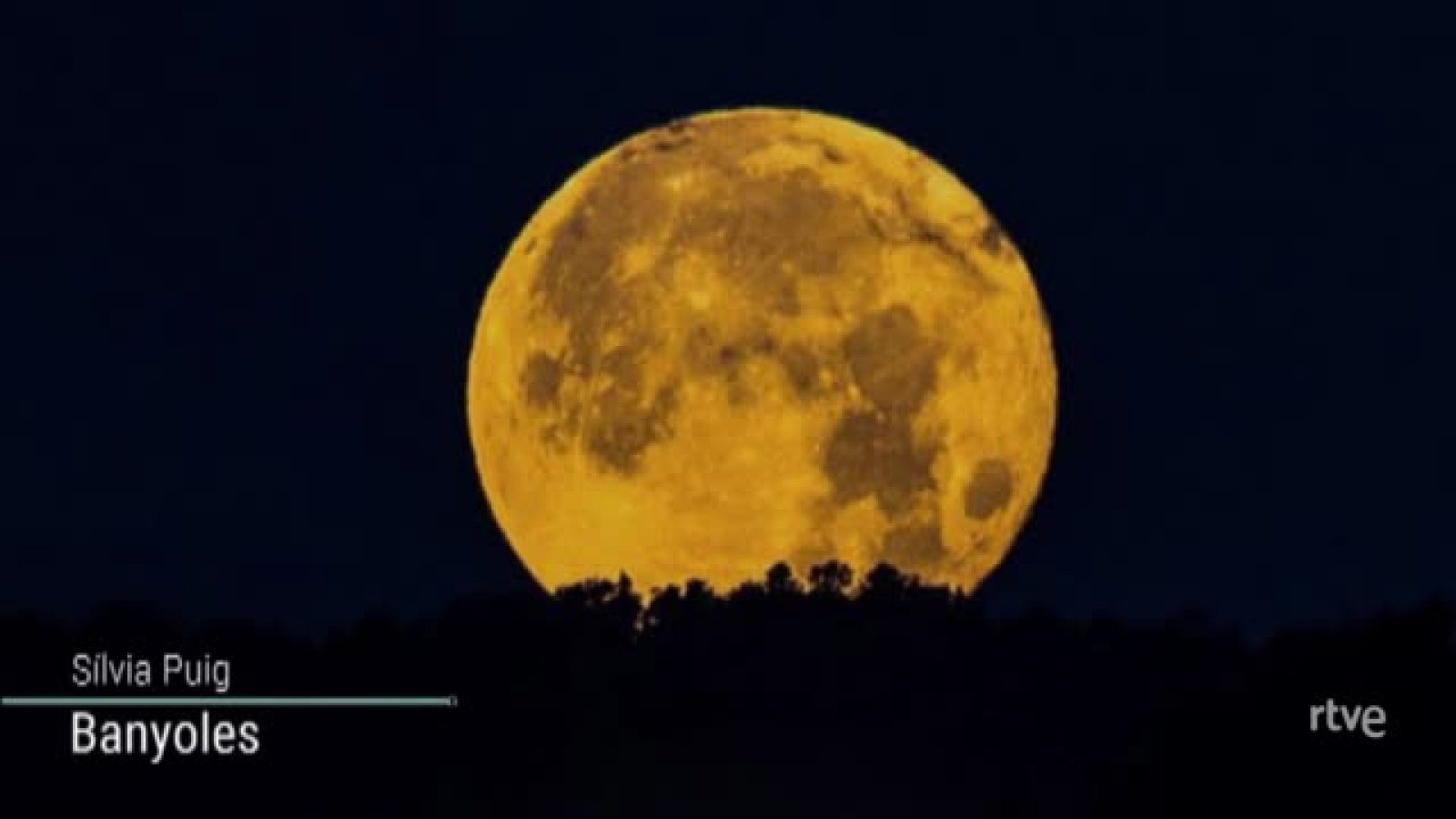 Imatges espectaculars de la primera lluna plena de l'estiu