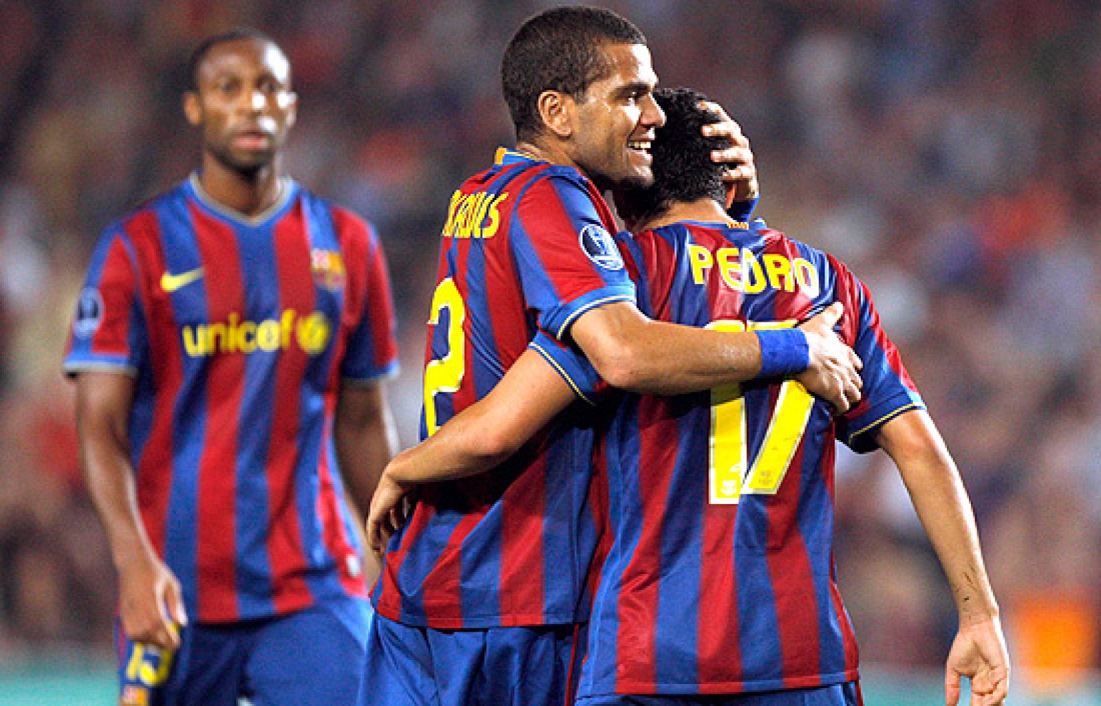 El atasco del Barça fue resuelto por Messi en la primera parte y Pedro en la segunda. El Barça se engarama al primer puesto del grupo.