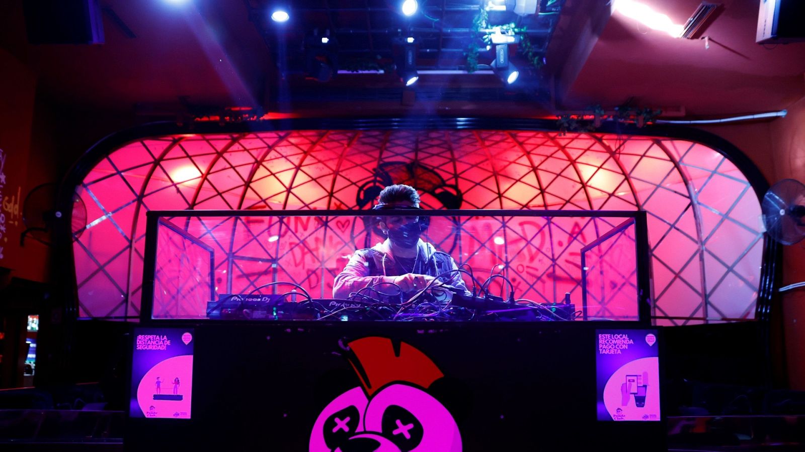 Aglomeraciones y botellones en la primera noche con las discotecas abiertas en Madrid y Cataluña | Ver