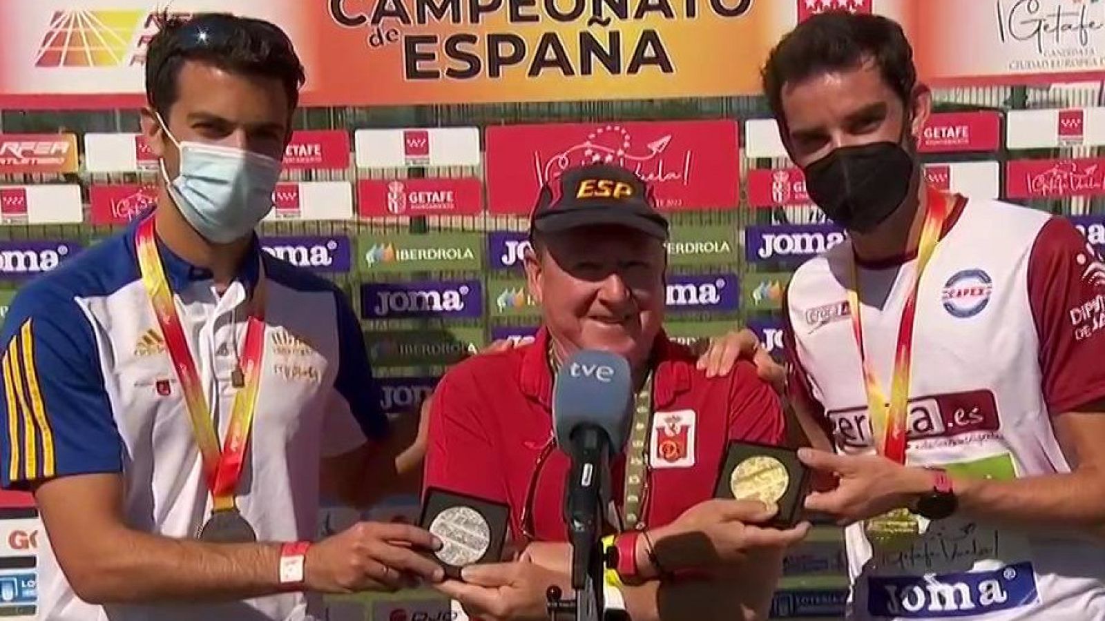 Los entrenadores de atletismo también tocan metal