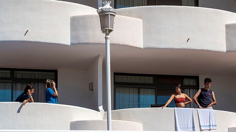 Baleares aísla en un hotel a 175 jóvenes tras el macrobrote | Ver