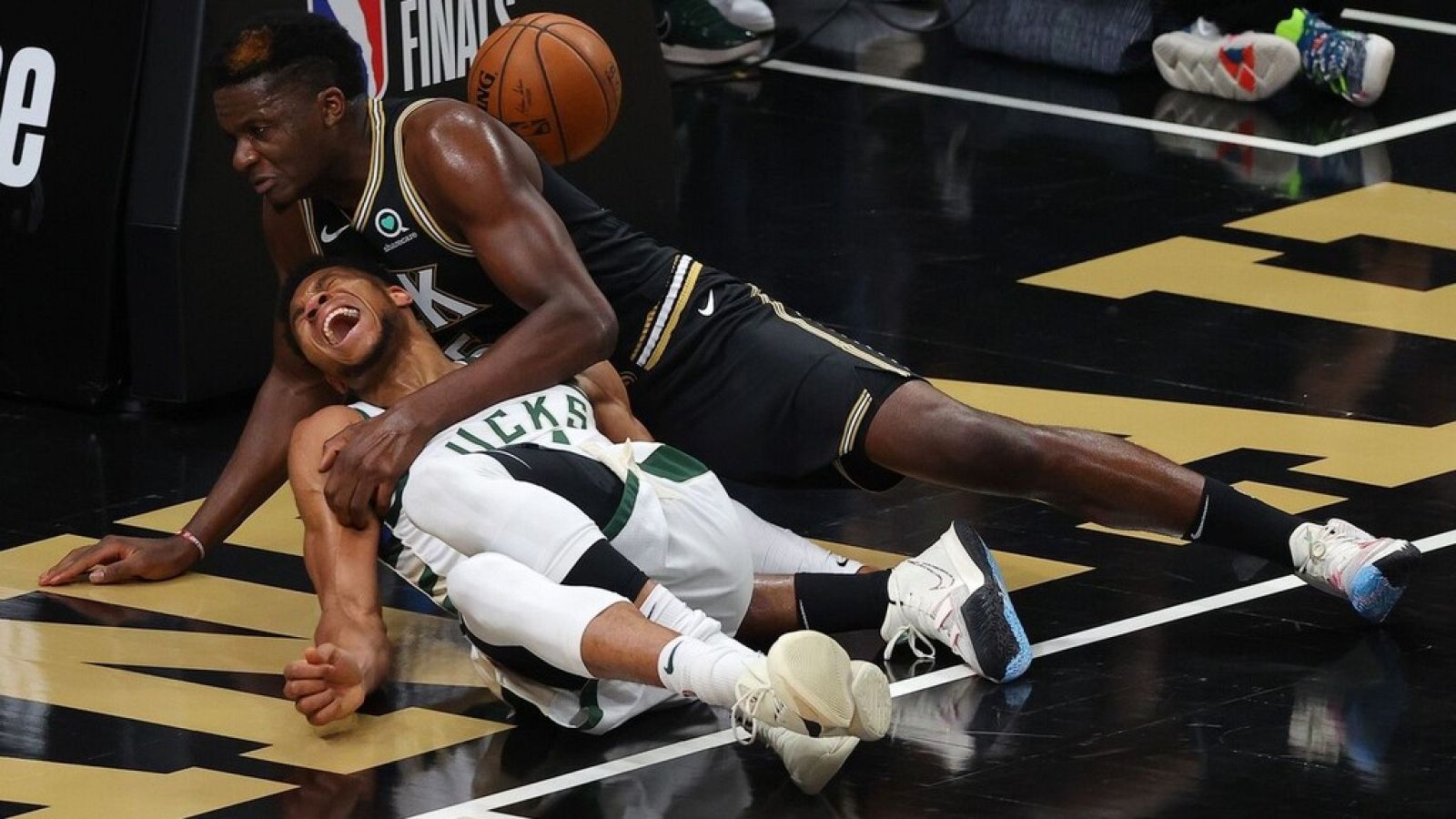 Antetokounmpo se lesiona y los Hawks empatan la serie | Ver