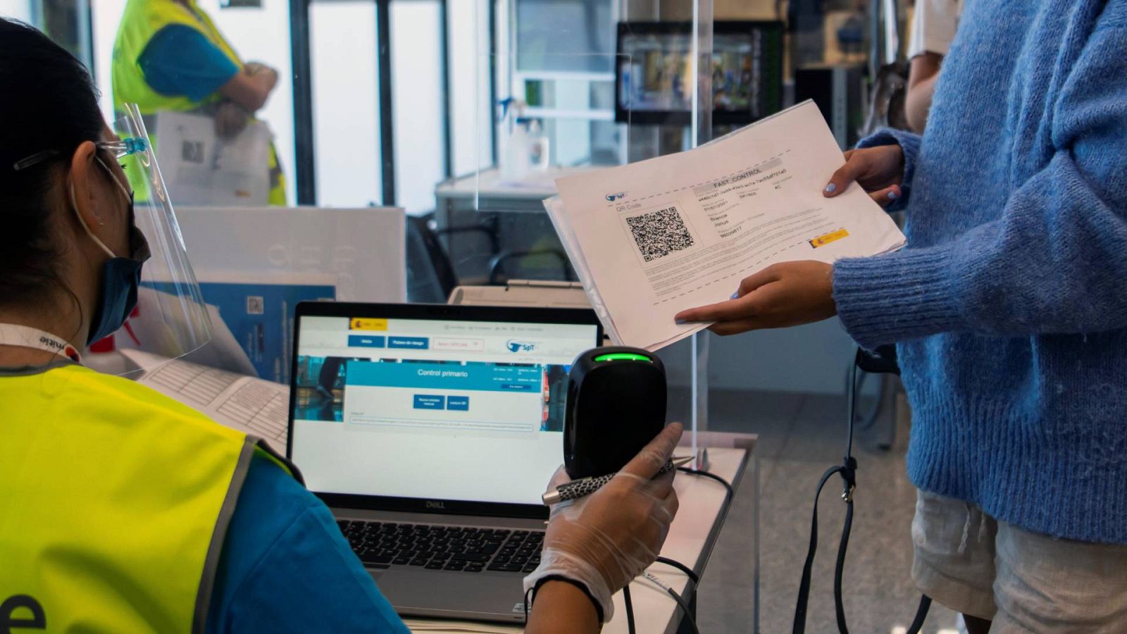 Los turistas europeos estrenan el pasaporte COVID